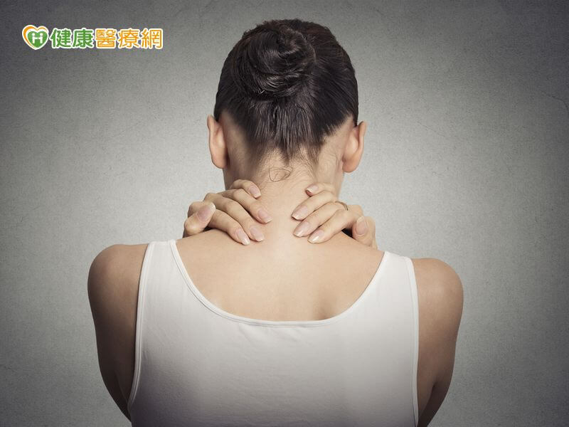 一圈圈粗黑斑越長越多　原來是汗孔角化症