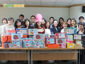 聖誕鞋盒送愛心　藥害救濟基金會傳知識護健康